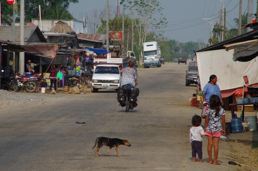 Kleine Doerfer auf dem Weg nach Sueden (Petén, Guatemala, April 2013)