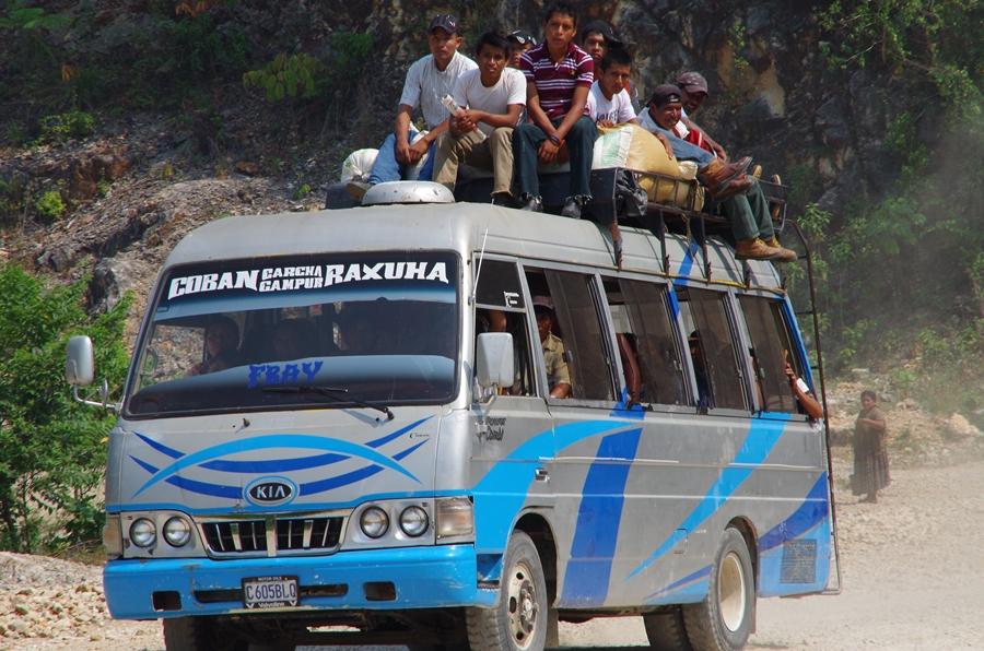 Öffentliches Verkehrsmittel auf kleinen Bergstrassen (Alta Verapaz, Guatemala, April 2013)