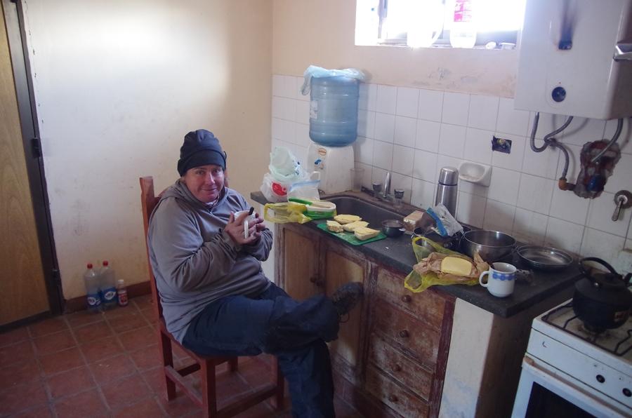 Wir durften in einem Raum mit Betten und Küche übernachten -  Immigración Argentina! (Salta, Argentinien, Mai 2014)